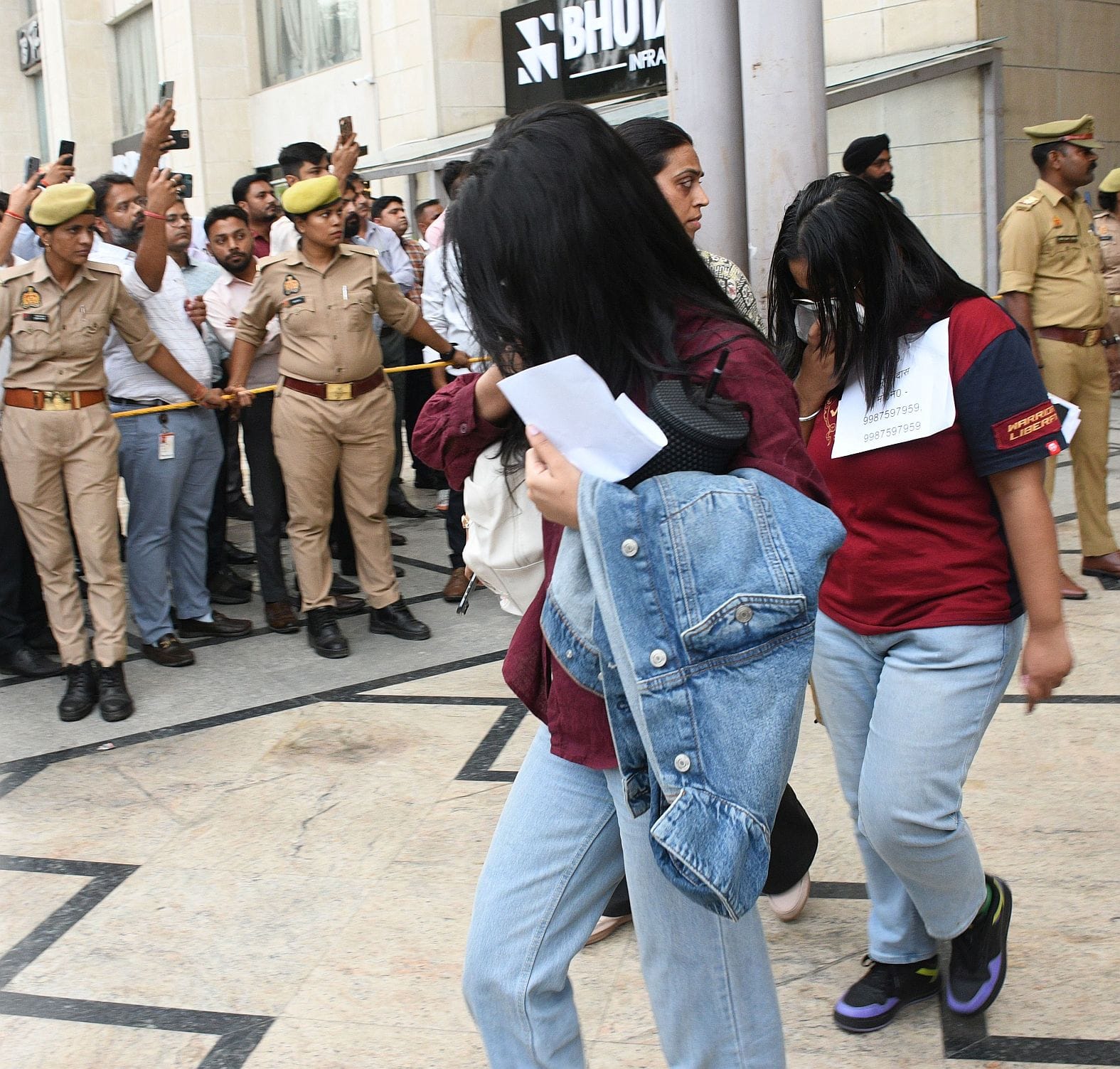 समिट बिल्डिंग में चल रहे फर्जी कॉल सेंटर में काम करने वालों को ले जाती पुलिस एवं मौके पर भीड़। समिट बिल्डिंग में चल रहे फर्जी कॉल सेंटर में काम करने वालों को ले जाती पुलिस एवं मौके पर भीड़।