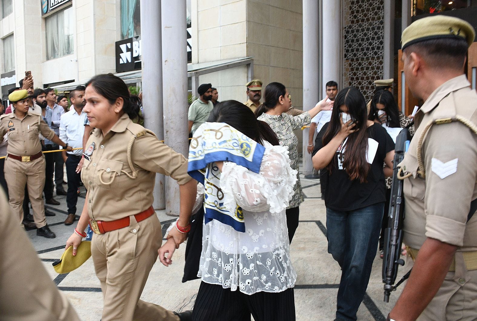 समिट बिल्डिंग में चल रहे फर्जी कॉल सेंटर में काम करने वालों को ले जाती पुलिस एवं मौके पर भीड़। समिट बिल्डिंग में चल रहे फर्जी कॉल सेंटर में काम करने वालों को ले जाती पुलिस एवं मौके पर भीड़।