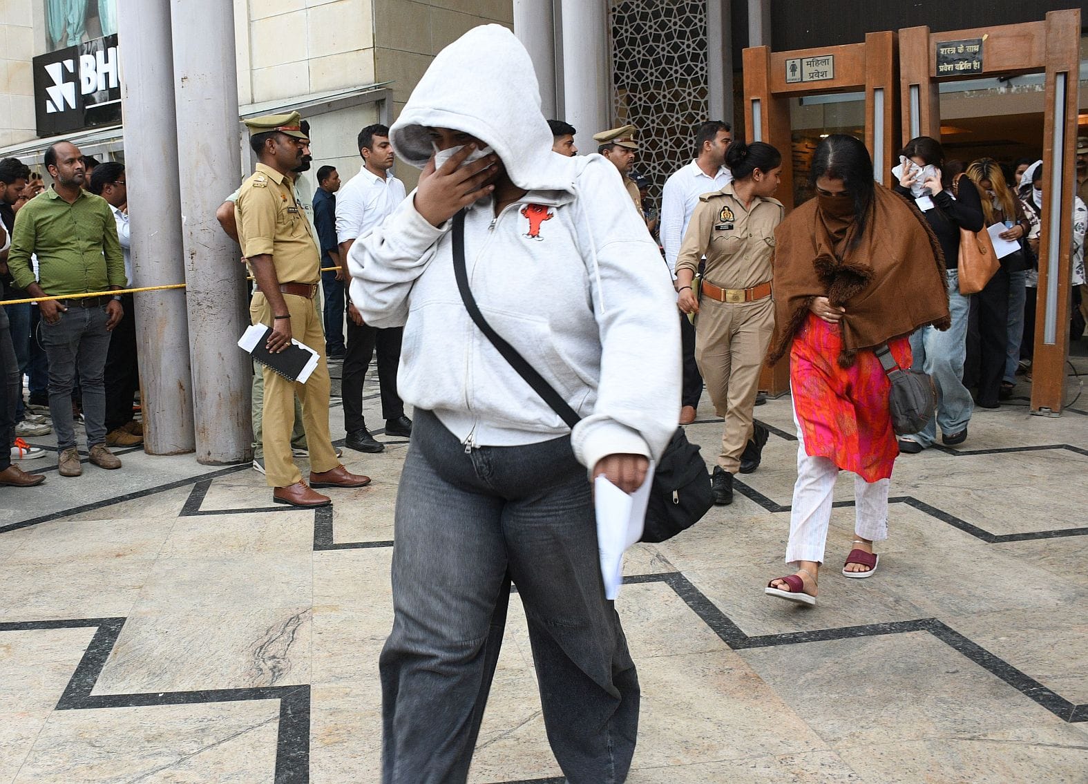 समिट बिल्डिंग में चल रहे फर्जी कॉल सेंटर में काम करने वालों को ले जाती पुलिस एवं मौके पर भीड़। समिट बिल्डिंग में चल रहे फर्जी कॉल सेंटर में काम करने वालों को ले जाती पुलिस एवं मौके पर भीड़।