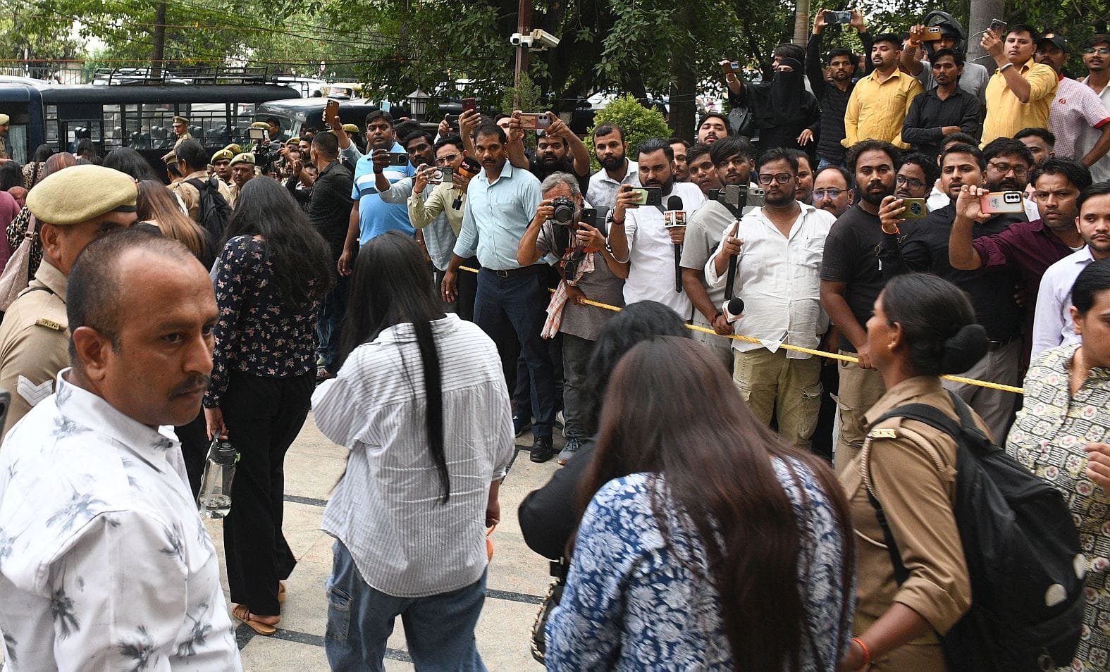 समिट बिल्डिंग में चल रहे फर्जी कॉल सेंटर में काम करने वालों को ले जाती पुलिस एवं मौके पर भीड़। समिट बिल्डिंग में चल रहे फर्जी कॉल सेंटर में काम करने वालों को ले जाती पुलिस एवं मौके पर भीड़।