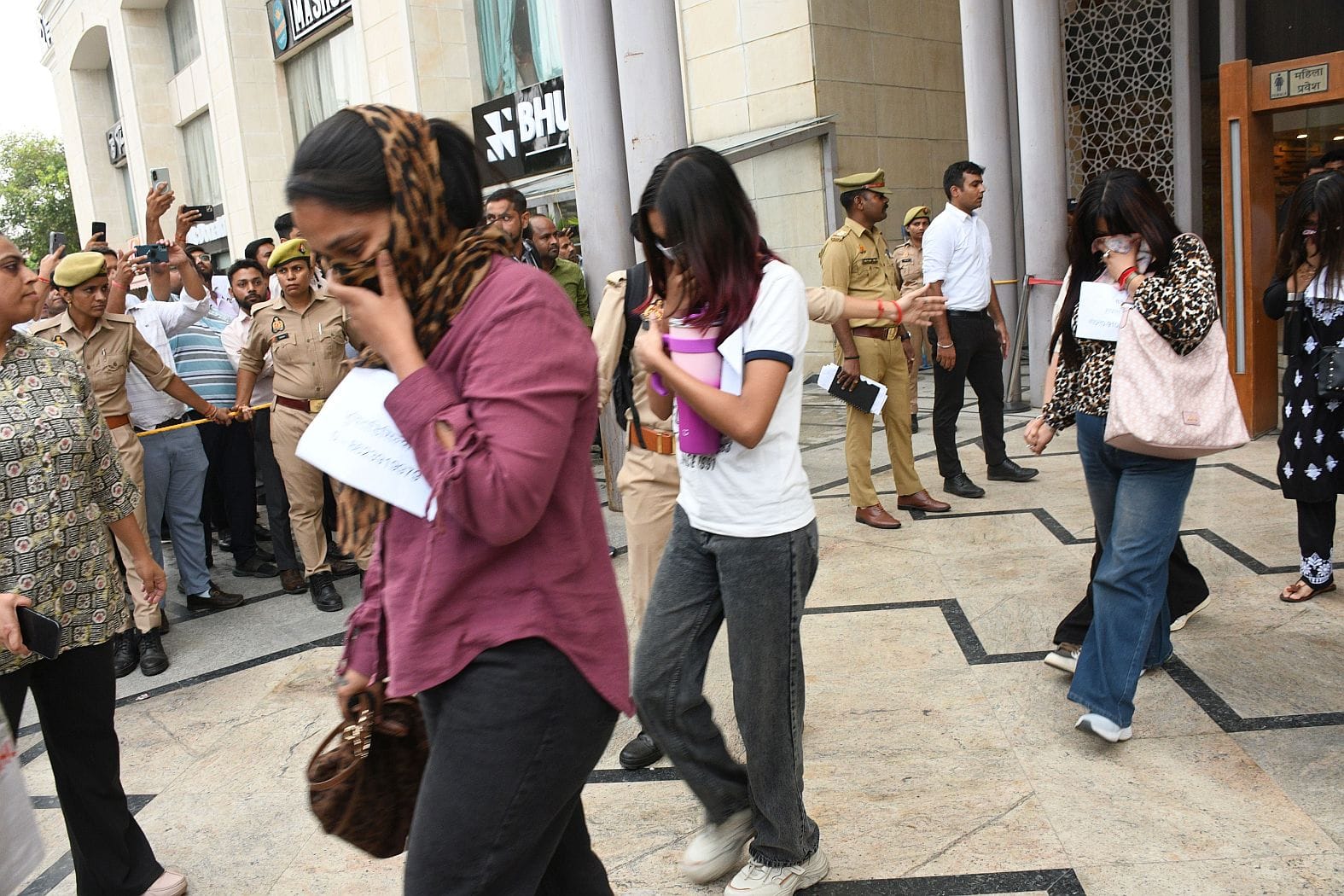 समिट बिल्डिंग में चल रहे फर्जी कॉल सेंटर में काम करने वालों को ले जाती पुलिस एवं मौके पर भीड़। समिट बिल्डिंग में चल रहे फर्जी कॉल सेंटर में काम करने वालों को ले जाती पुलिस एवं मौके पर भीड़।