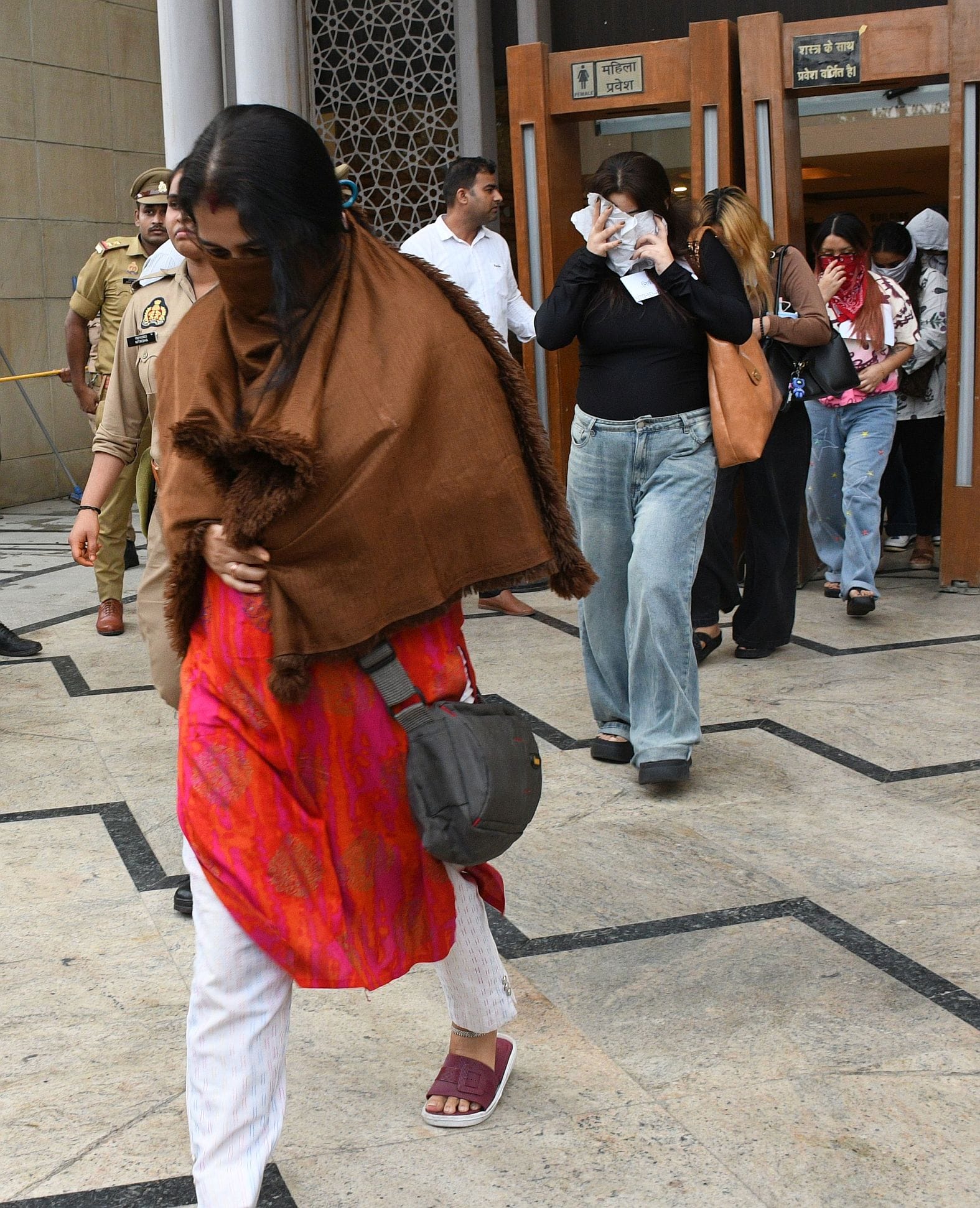 समिट बिल्डिंग में चल रहे फर्जी कॉल सेंटर में काम करने वालों को ले जाती पुलिस एवं मौके पर भीड़। समिट बिल्डिंग में चल रहे फर्जी कॉल सेंटर में काम करने वालों को ले जाती पुलिस एवं मौके पर भीड़।