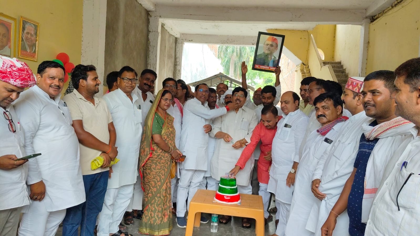 सपा के राष्ट्रीय अध्यक्ष व पूर्व मुख्यमंत्री अखिलेश यादव के जन्मदिन पर पौधरोपण करते कार्यकर्ता सपा के राष्ट्रीय अध्यक्ष व पूर्व मुख्यमंत्री अखिलेश यादव के जन्मदिन पर पौधरोपण करते कार्यकर्ता