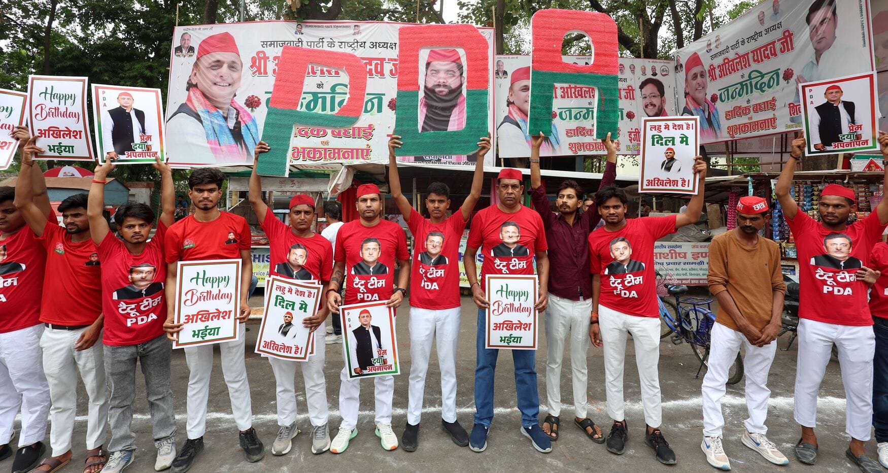 सपाइयों ने मनाया अखिलेश यादव का जन्मदिन, काटा केक, किया पौधरोपण।