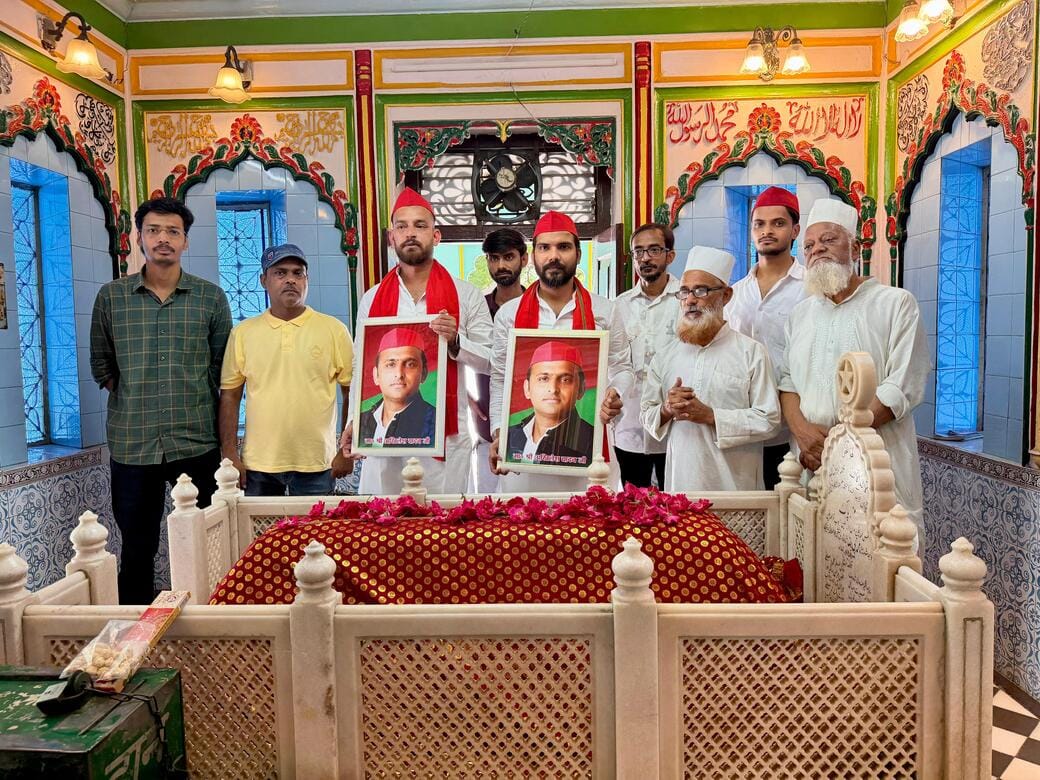 सपाइयों ने मनाया अखिलेश यादव का जन्मदिन, काटा केक, किया पौधरोपण।