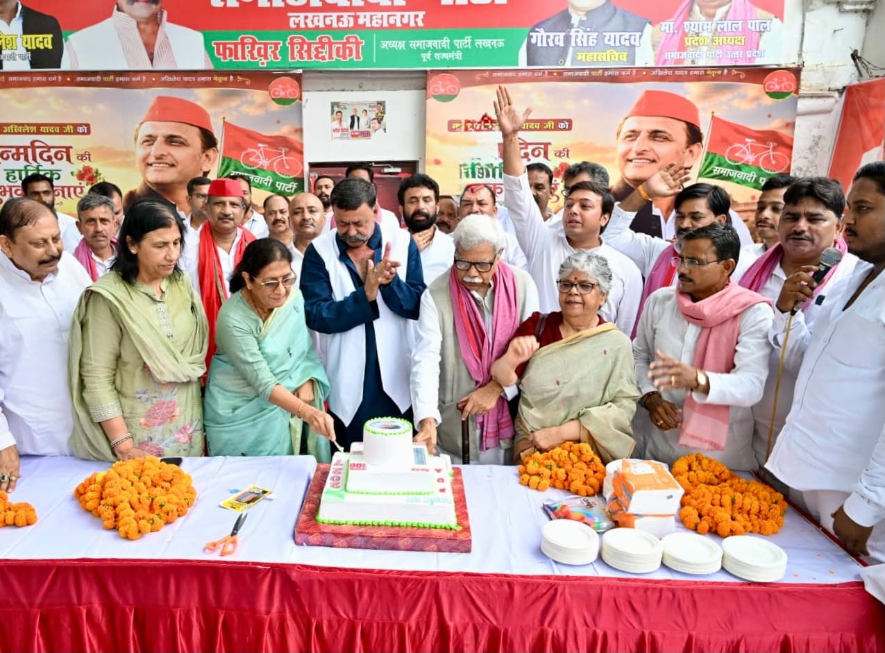 सपाइयों ने मनाया अखिलेश यादव का जन्मदिन, काटा केक, किया पौधरोपण।