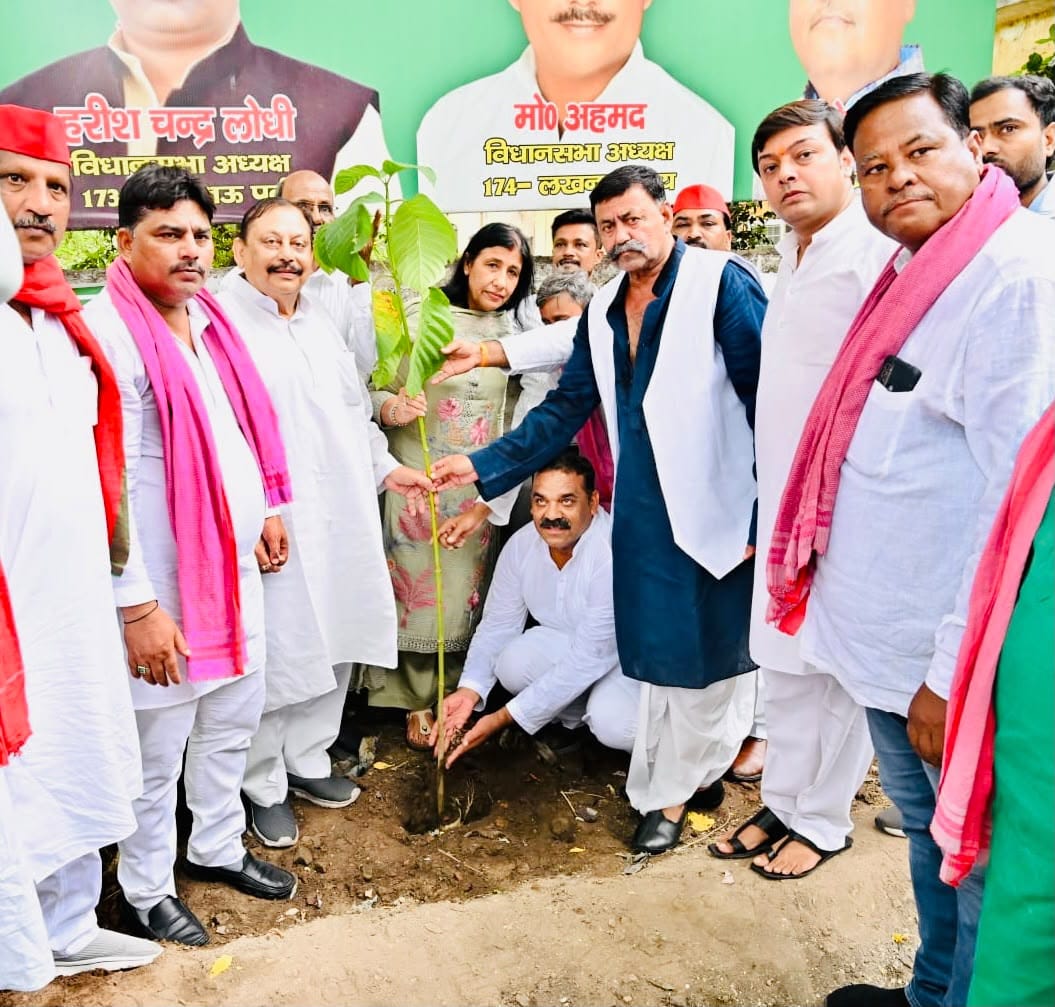 सपाइयों ने मनाया अखिलेश यादव का जन्मदिन, काटा केक, किया पौधरोपण।