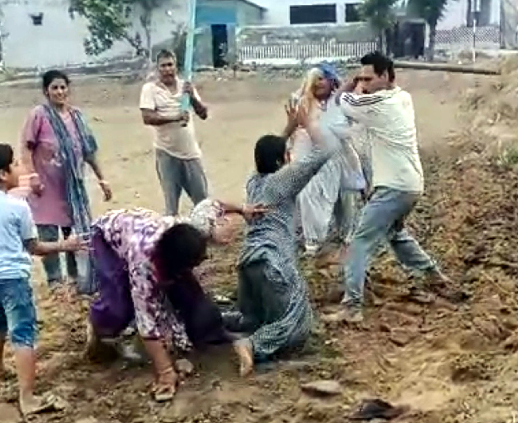 सोशल मीडिया पर वायरल वीडियो में महिला पर हमला करते कुछ लोग। सोशल मीडिया पर वायरल वीडियो में महिला पर हमला करते कुछ लोग।