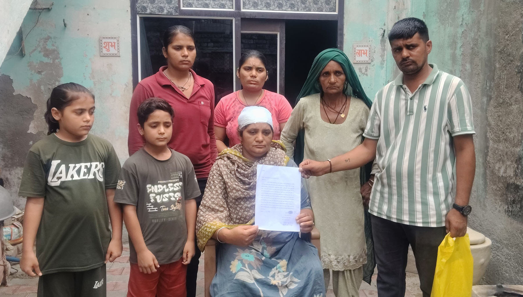 सोशल मीडिया पर वायरल वीडियो में महिला पर हमला करते कुछ लोग। सोशल मीडिया पर वायरल वीडियो में महिला पर हमला करते कुछ लोग।
