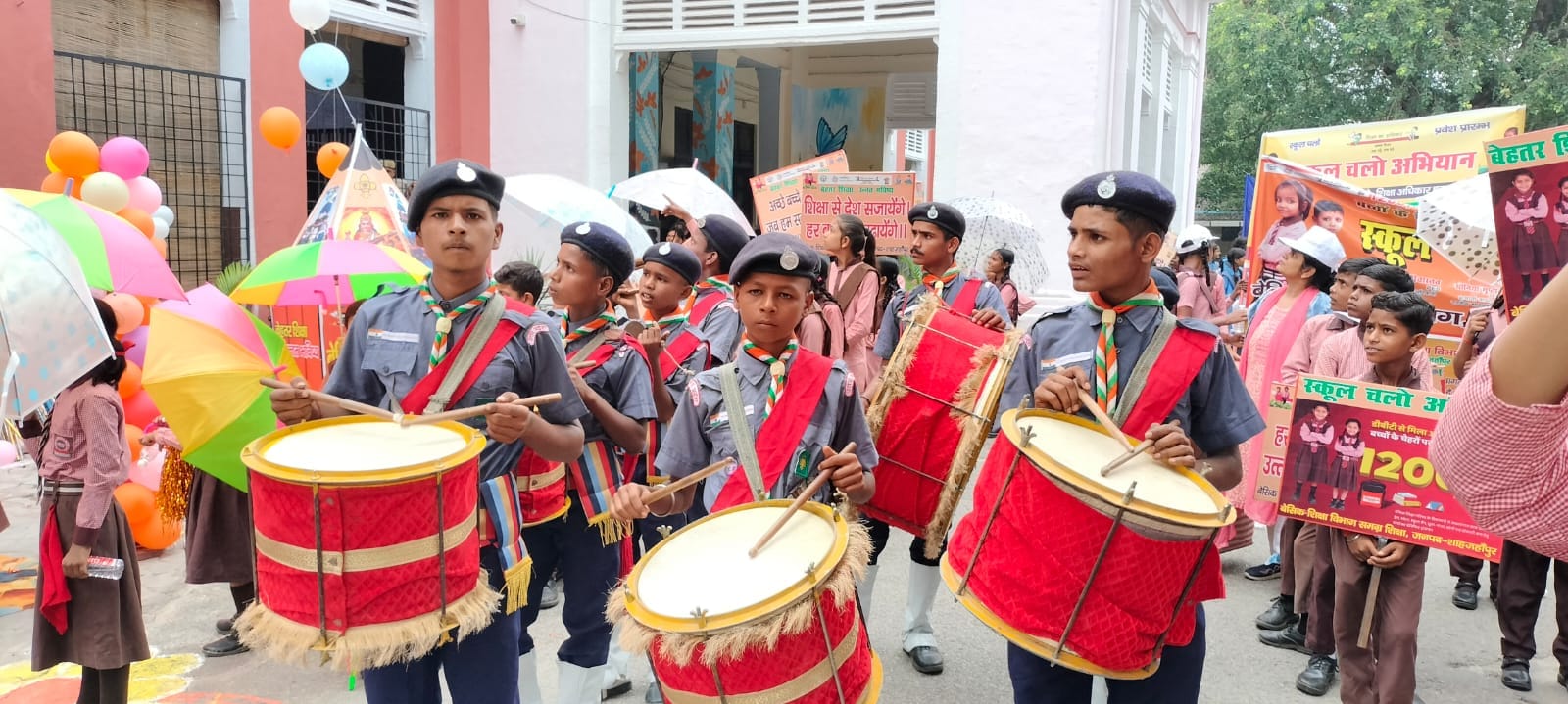 सिंधौली के तेरा गांव में स्कूल चलो अभियान के तहत रैली निकालते बच्चे। स्रोत: स्कूल