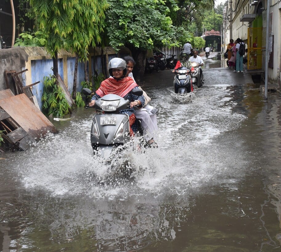 सड़कों पर भरा बारिश का पानी। संवाद सड़कों पर भरा बारिश का पानी। संवाद