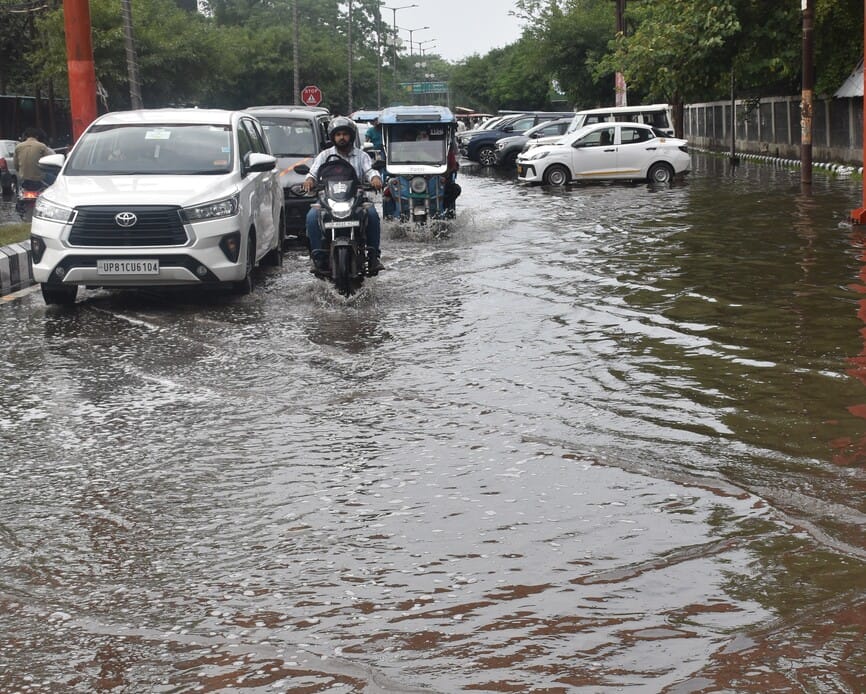 सड़कों पर भरा बारिश का पानी। संवाद सड़कों पर भरा बारिश का पानी। संवाद