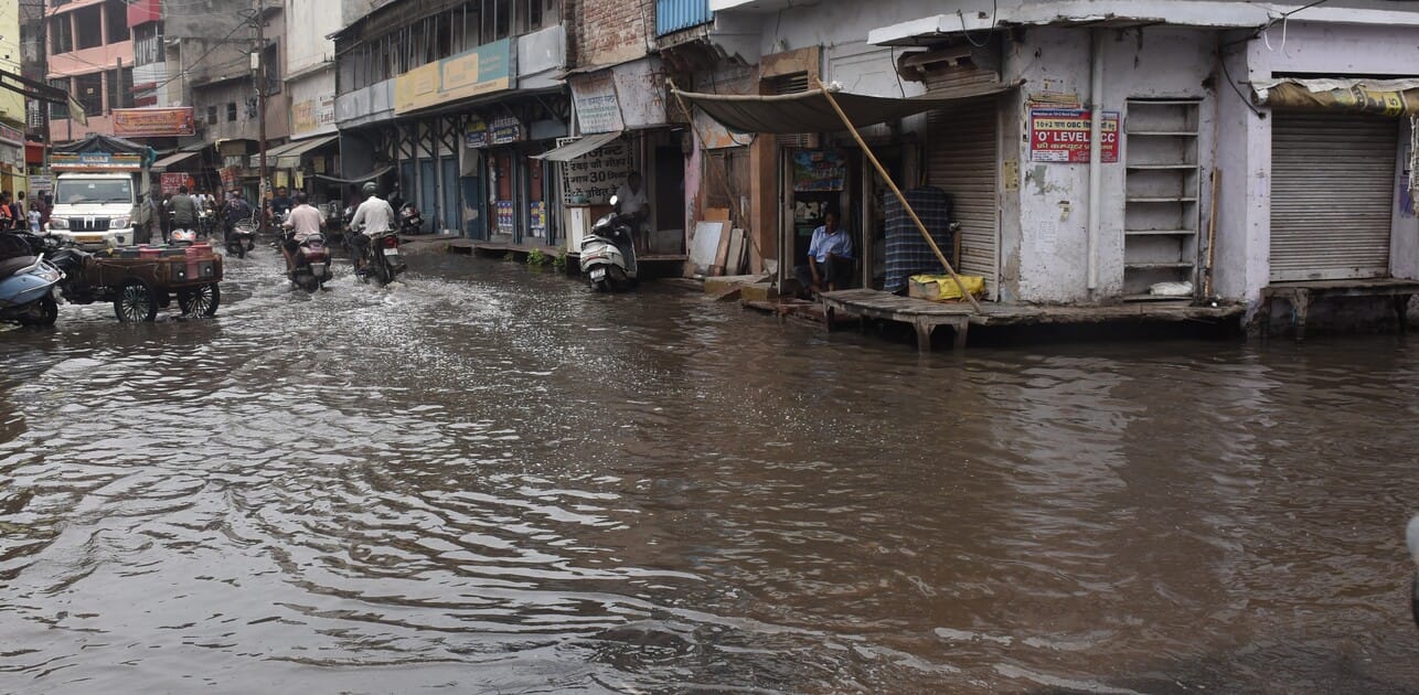 सड़कों पर भरा बारिश का पानी। संवाद सड़कों पर भरा बारिश का पानी। संवाद