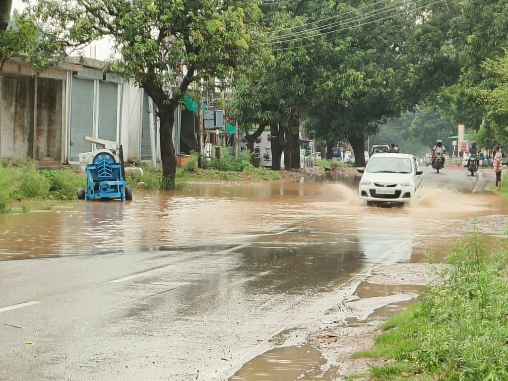 शाहपुर में फोरलेन निर्माण से सिहुवा में जलभराव का निरीक्षण करते हुए विधायक केवल सिंह पठानिया। ज शाहपुर में फोरलेन निर्माण से सिहुवा में जलभराव का निरीक्षण करते हुए विधायक केवल सिंह पठानिया। ज