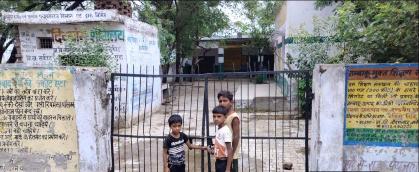 शहर के जीटी रोड पर बारिश होने की वजह से अपने नौनिहाल को छाता लेकर स्कूल छोड़ने जाते अभिभावक। सं