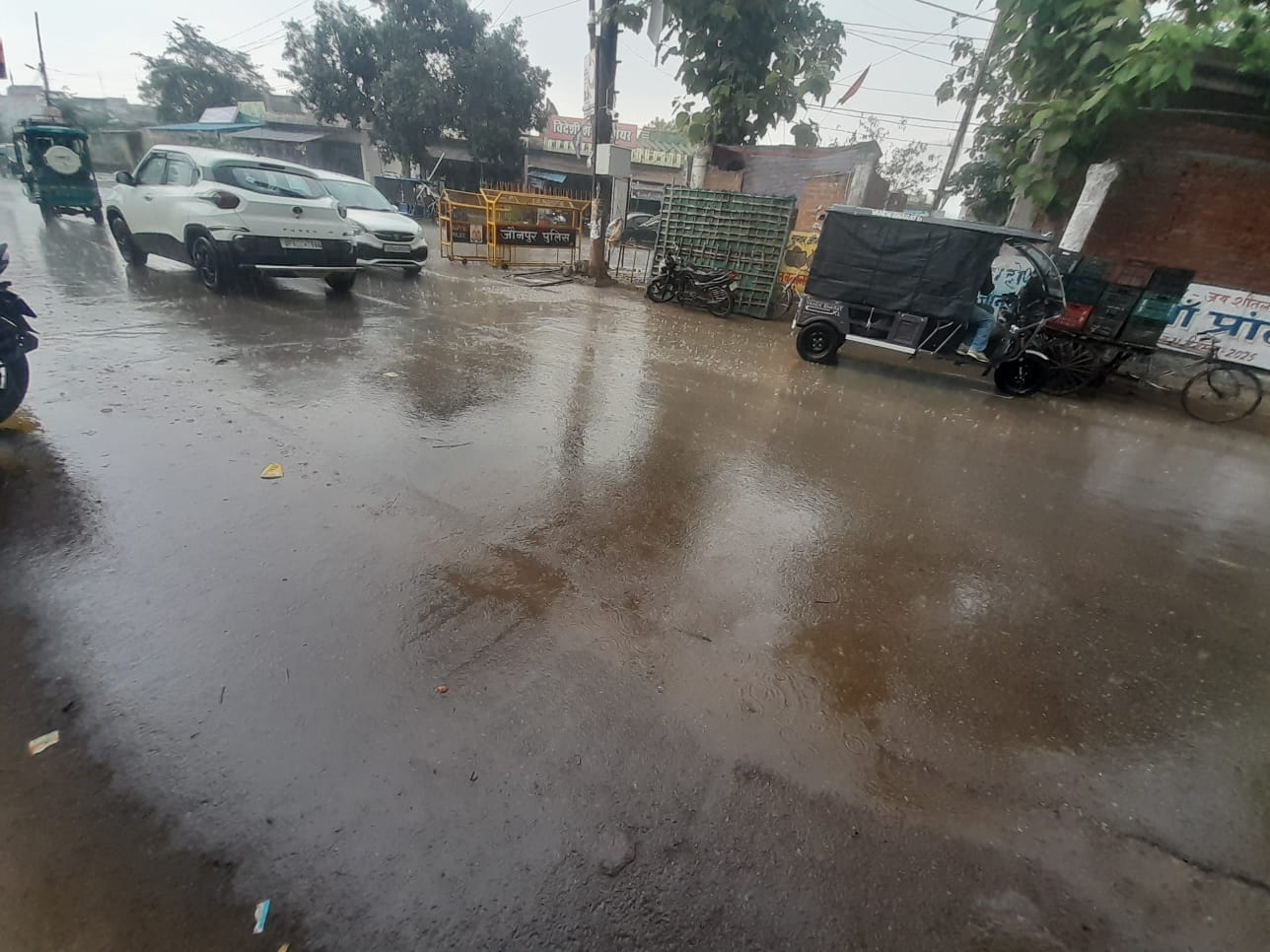 शहर के रूहठ्ठा में भरा पानी । शहर के रूहठ्ठा में भरा पानी ।