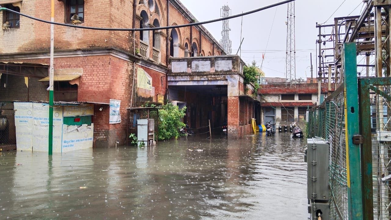 शहर के पनवाड़ी में स्थिति विद्युत उपकेंद्र में पानी में डूबा ट्रांसफार्मर। संवाद शहर के पनवाड़ी में स्थिति विद्युत उपकेंद्र में पानी में डूबा ट्रांसफार्मर। संवाद