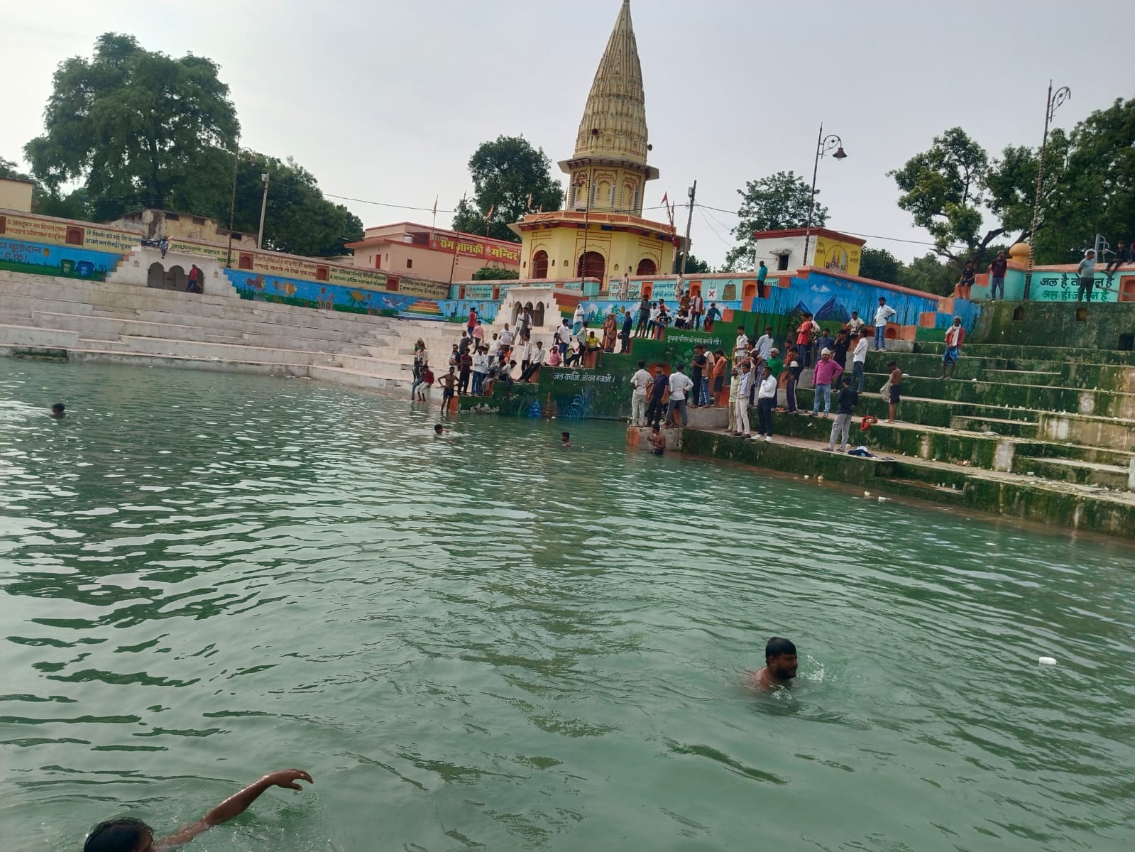 शव मिलने के बाद लगी लोगों की भीड़। संवाद शव मिलने के बाद लगी लोगों की भीड़। संवाद