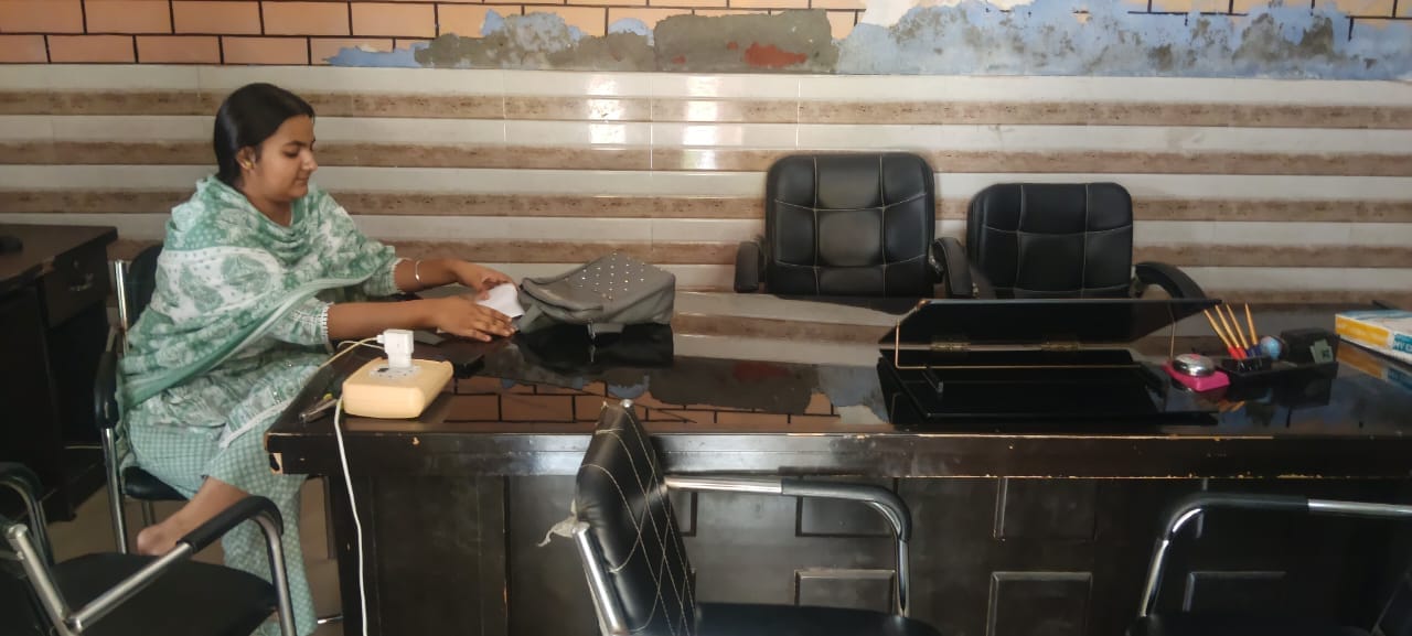 दौराला - बंद पड़ा ग्राम सचिवालय वलीदपुर। स्रोत : संवाद दौराला - बंद पड़ा ग्राम सचिवालय वलीदपुर। स्रोत : संवाद