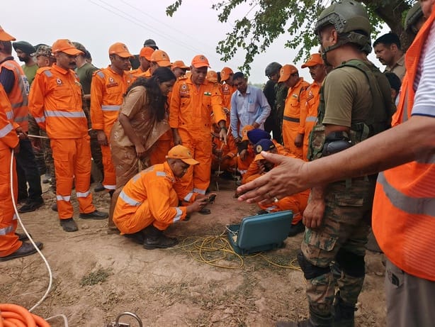 धन्यौड़ा गांव में बोरवेल से निकले निरवैर के शव को एंबुलेंस में ले जाती हुई टीम: सोशल मीडिया