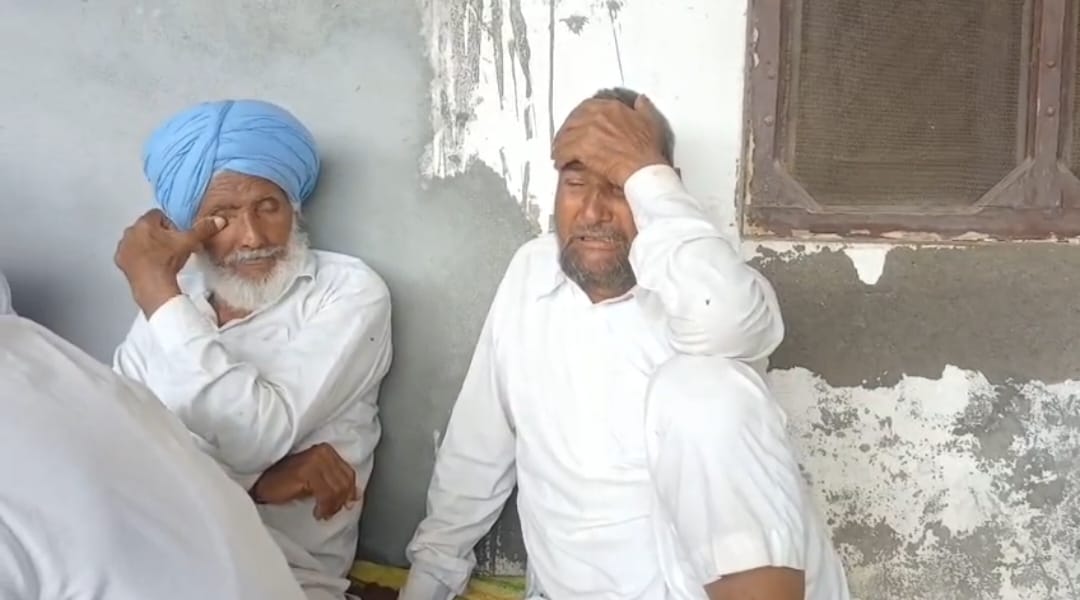 धन्यौड़ा गांव में बोरवेल से निकले निरवैर के शव को एंबुलेंस में ले जाती हुई टीम: सोशल मीडिया