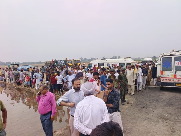 धन्यौड़ा गांव में बोरवेल से निकले निरवैर के शव को एंबुलेंस में ले जाती हुई टीम: सोशल मीडिया