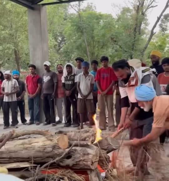 धन्यौड़ा गांव में बोरवेल से निकले निरवैर के शव को एंबुलेंस में ले जाती हुई टीम: सोशल मीडिया