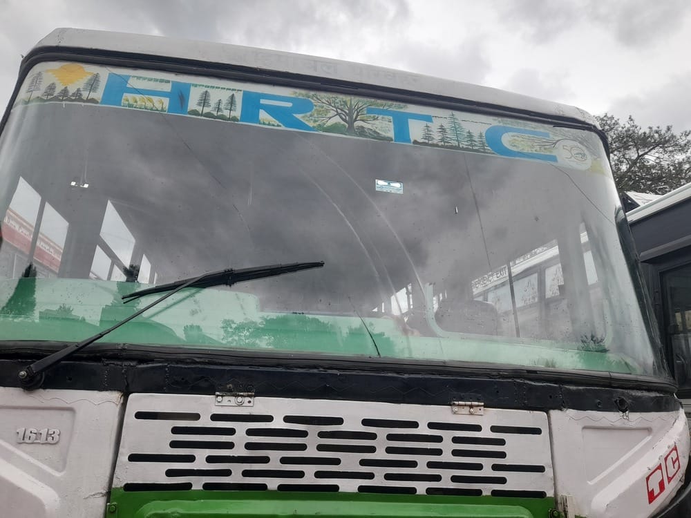 धर्मशाला बस अड्डा में खड़ी बस, जिसका शीशा टूटने से काम नहीं करता वाइपर। -संवाद धर्मशाला बस अड्डा में खड़ी बस, जिसका शीशा टूटने से काम नहीं करता वाइपर। -संवाद