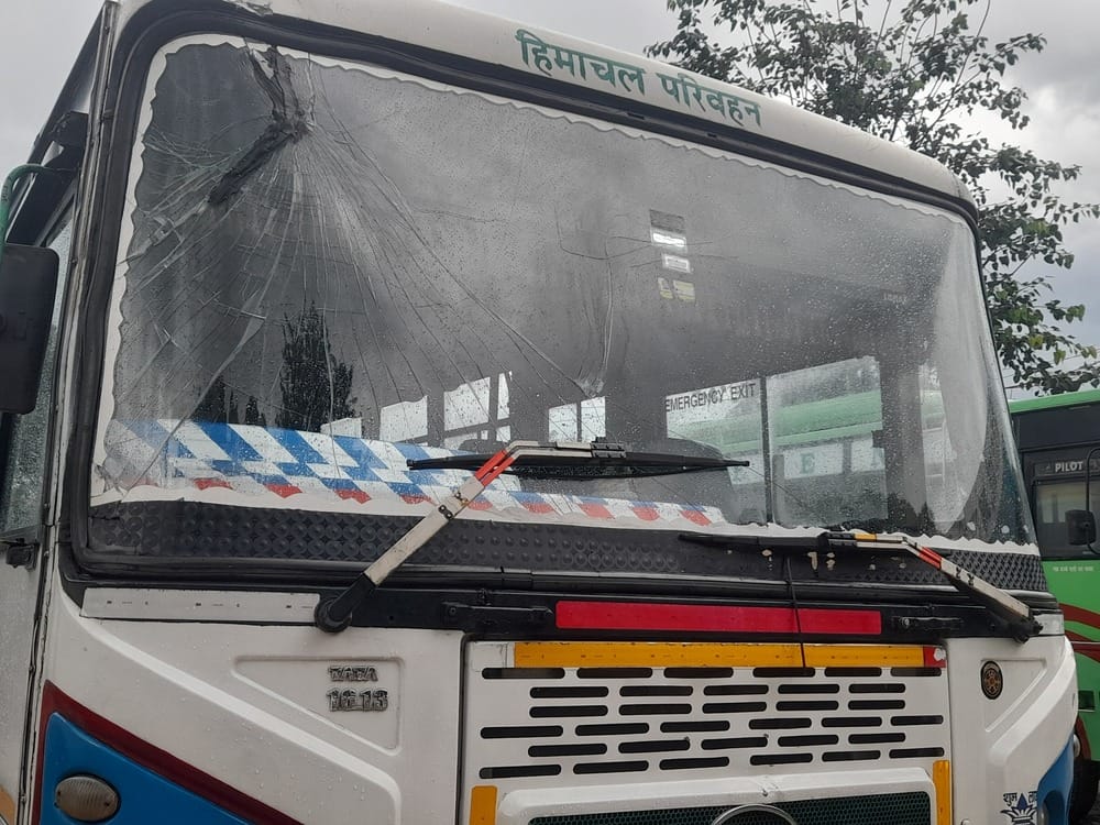 धर्मशाला बस अड्डा में खड़ी बस, जिसका शीशा टूटने से काम नहीं करता वाइपर। -संवाद धर्मशाला बस अड्डा में खड़ी बस, जिसका शीशा टूटने से काम नहीं करता वाइपर। -संवाद