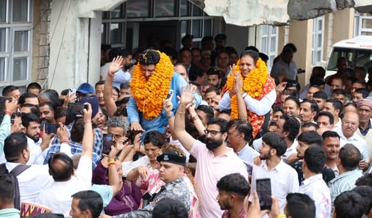 धर्मशाला नगर निगम के महापौर शमशेर नैहरिया और उपमहापौर प्ररेणा गुलेरिया के चुने जाने पर जश्न मना