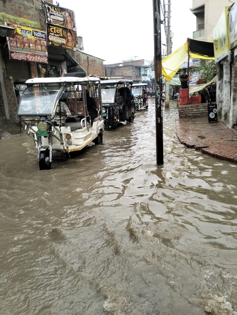 विकासखंड मेजा के डेलौंहा जानकीगंज में जल निकासी की व्यवस्था न होने से सड़क पर जमा है बारिश का प