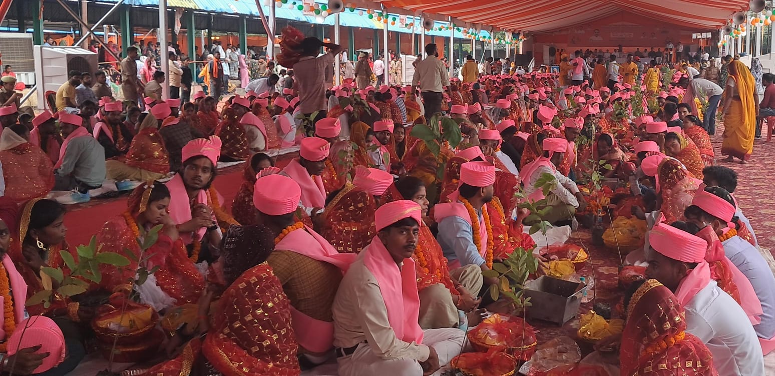 वर-वधू के साथ खड़े विधायक व अन्य अफसर। संवाद वर-वधू के साथ खड़े विधायक व अन्य अफसर। संवाद