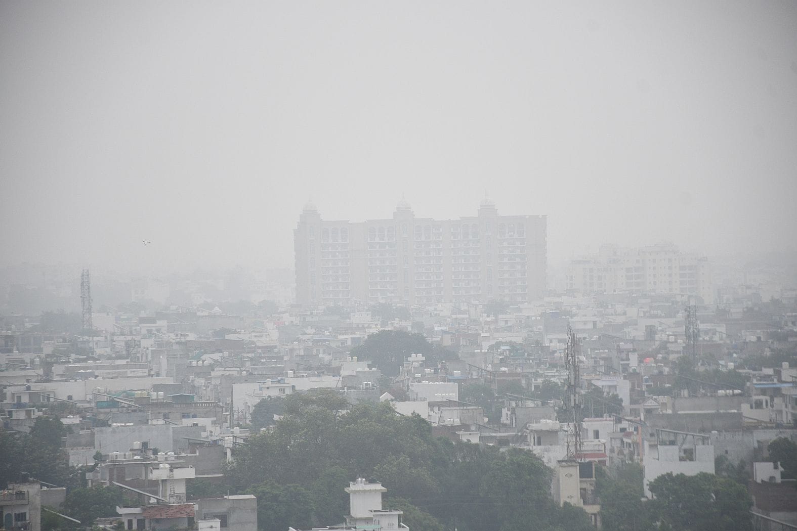 बृहस्पतिवार की सुबह शहर में हुई बारिश और उसके बाद आसमान में छाई धुंध। बृहस्पतिवार की सुबह शहर में हुई बारिश और उसके बाद आसमान में छाई धुंध।