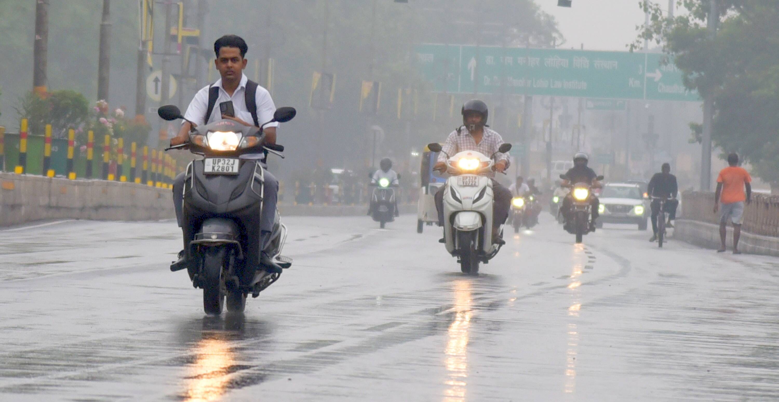 बृहस्पतिवार की सुबह शहर में हुई बारिश और उसके बाद आसमान में छाई धुंध। बृहस्पतिवार की सुबह शहर में हुई बारिश और उसके बाद आसमान में छाई धुंध।