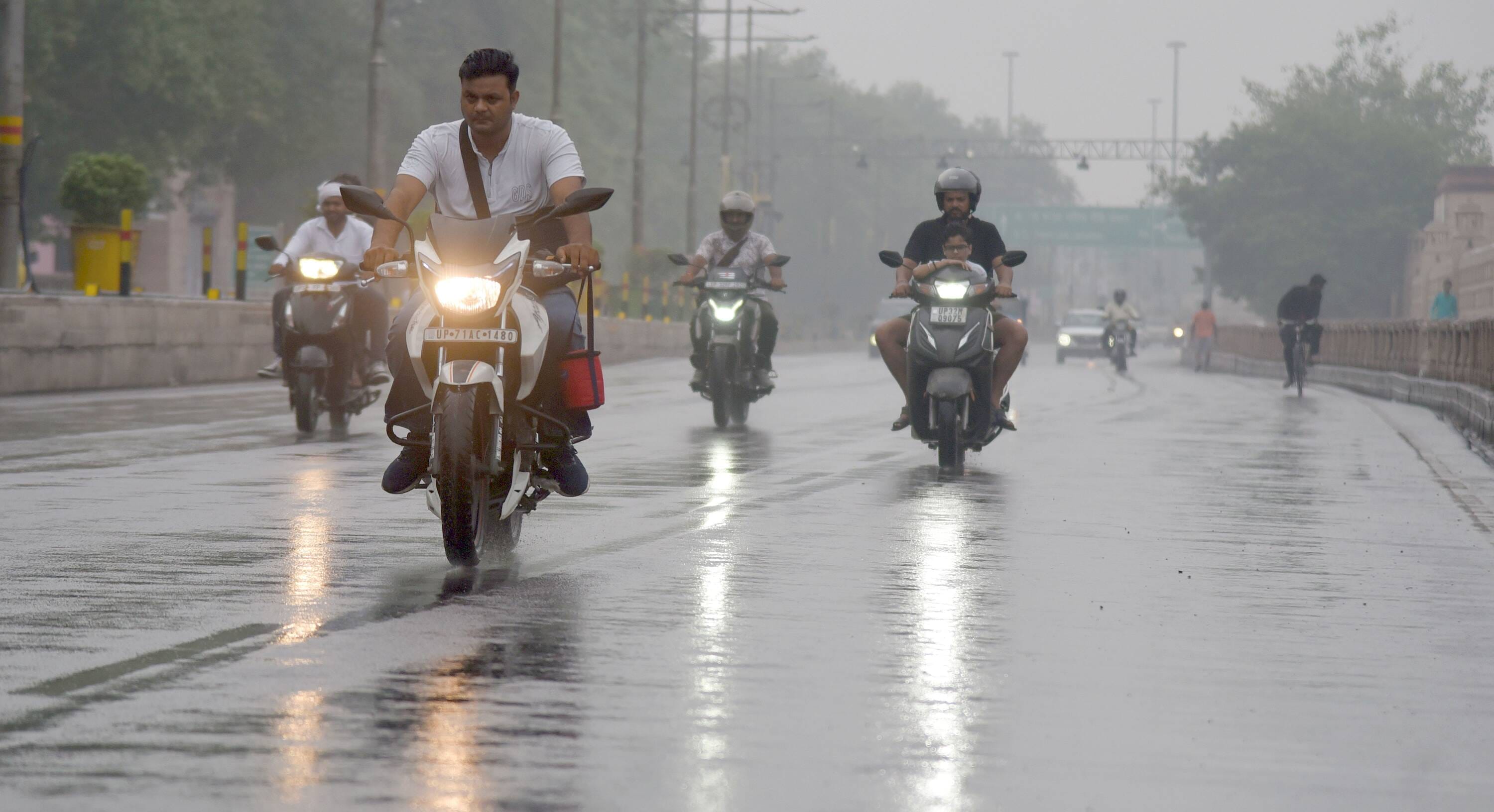 बृहस्पतिवार की सुबह शहर में हुई बारिश और उसके बाद आसमान में छाई धुंध। बृहस्पतिवार की सुबह शहर में हुई बारिश और उसके बाद आसमान में छाई धुंध।