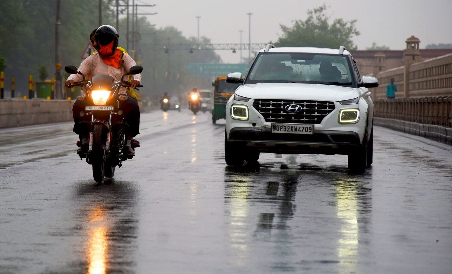 बृहस्पतिवार की सुबह शहर में हुई बारिश और उसके बाद आसमान में छाई धुंध। बृहस्पतिवार की सुबह शहर में हुई बारिश और उसके बाद आसमान में छाई धुंध।