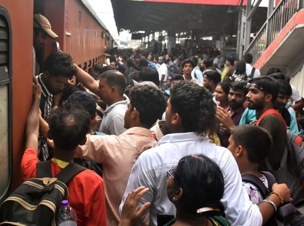 बृहस्पतिवार को यूपी टीईटी परीक्षार्थियों की भीड़ रेलवे स्टेशनों व बस अड्डों पर उमड़ी। बृहस्पतिवार को यूपी टीईटी परीक्षार्थियों की भीड़ रेलवे स्टेशनों व बस अड्डों पर उमड़ी।