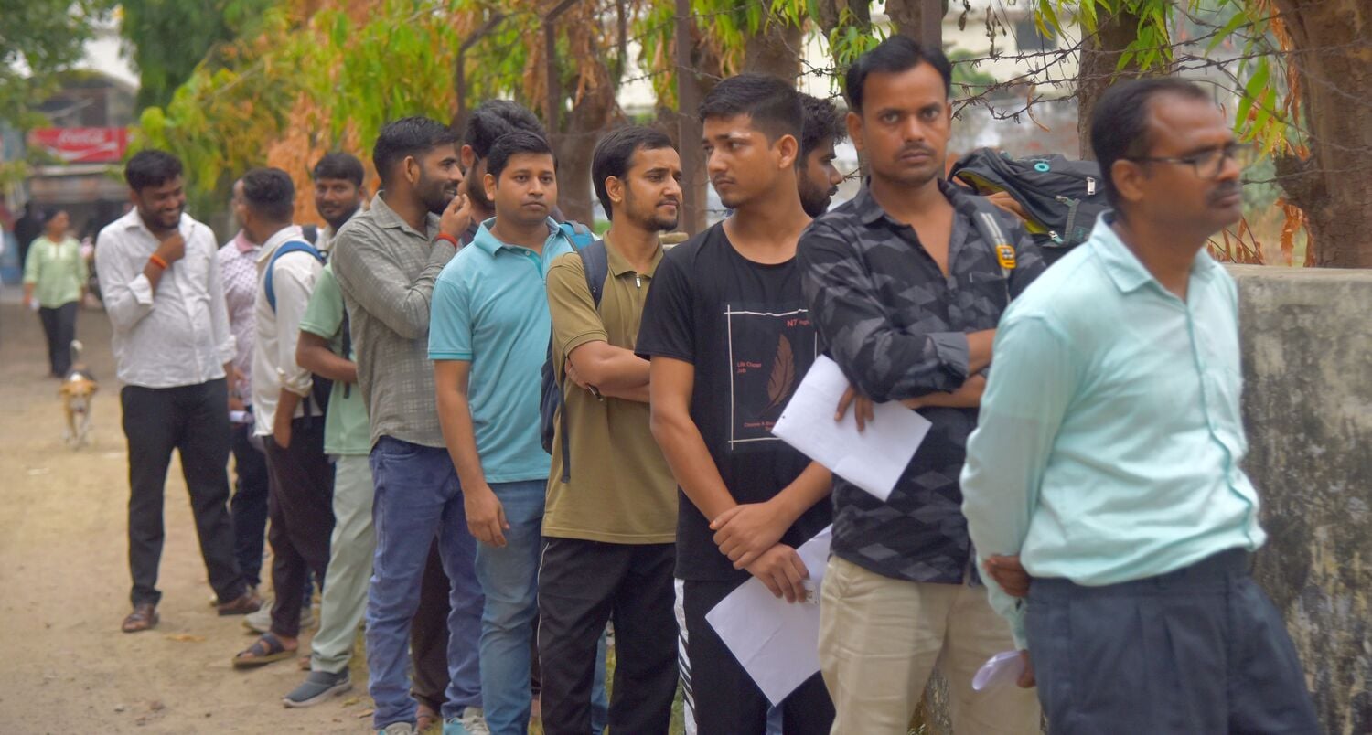 बृहस्पतिवार को यूपी टीईटी परीक्षार्थियों की भीड़ रेलवे स्टेशनों व बस अड्डों पर उमड़ी। बृहस्पतिवार को यूपी टीईटी परीक्षार्थियों की भीड़ रेलवे स्टेशनों व बस अड्डों पर उमड़ी।