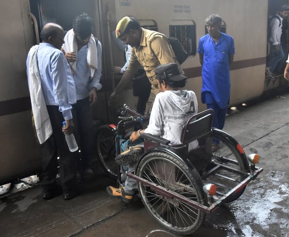 बृहस्पतिवार को यूपी टीईटी परीक्षार्थियों की भीड़ रेलवे स्टेशनों व बस अड्डों पर उमड़ी। बृहस्पतिवार को यूपी टीईटी परीक्षार्थियों की भीड़ रेलवे स्टेशनों व बस अड्डों पर उमड़ी।