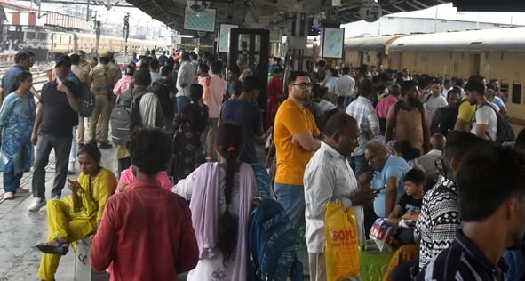 बृहस्पतिवार को यूपी टीईटी परीक्षार्थियों की भीड़ रेलवे स्टेशनों व बस अड्डों पर उमड़ी। बृहस्पतिवार को यूपी टीईटी परीक्षार्थियों की भीड़ रेलवे स्टेशनों व बस अड्डों पर उमड़ी।