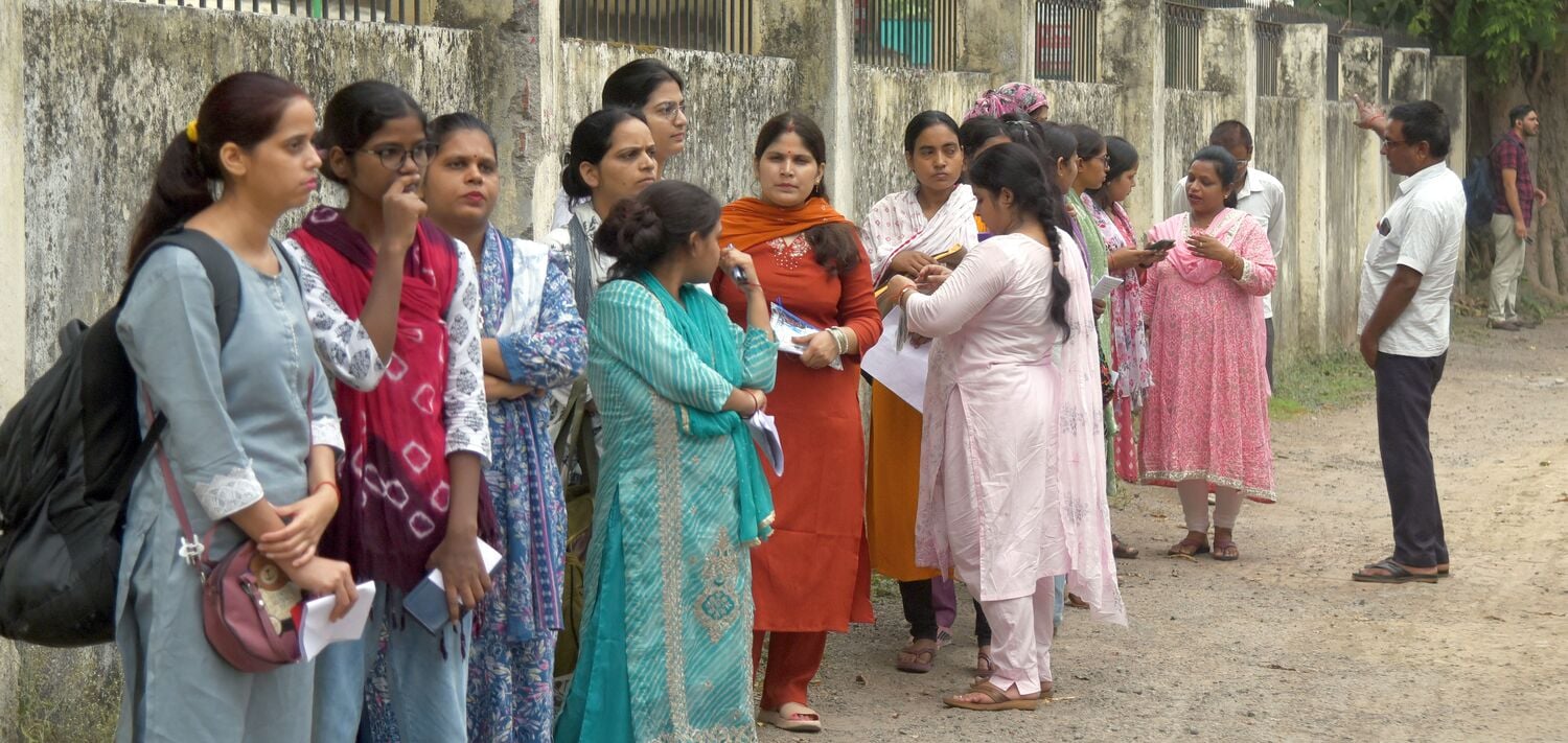 बृहस्पतिवार को यूपी टीईटी परीक्षार्थियों की भीड़ रेलवे स्टेशनों व बस अड्डों पर उमड़ी। बृहस्पतिवार को यूपी टीईटी परीक्षार्थियों की भीड़ रेलवे स्टेशनों व बस अड्डों पर उमड़ी।