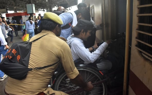 बृहस्पतिवार को यूपी टीईटी परीक्षार्थियों की भीड़ रेलवे स्टेशनों व बस अड्डों पर उमड़ी। बृहस्पतिवार को यूपी टीईटी परीक्षार्थियों की भीड़ रेलवे स्टेशनों व बस अड्डों पर उमड़ी।
