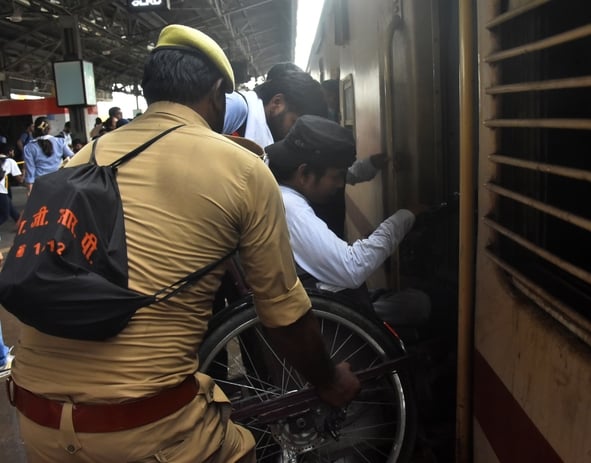 बृहस्पतिवार को यूपी टीईटी परीक्षार्थियों की भीड़ रेलवे स्टेशनों व बस अड्डों पर उमड़ी। बृहस्पतिवार को यूपी टीईटी परीक्षार्थियों की भीड़ रेलवे स्टेशनों व बस अड्डों पर उमड़ी।