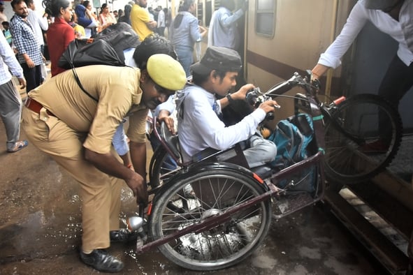 बृहस्पतिवार को यूपी टीईटी परीक्षार्थियों की भीड़ रेलवे स्टेशनों व बस अड्डों पर उमड़ी। बृहस्पतिवार को यूपी टीईटी परीक्षार्थियों की भीड़ रेलवे स्टेशनों व बस अड्डों पर उमड़ी।