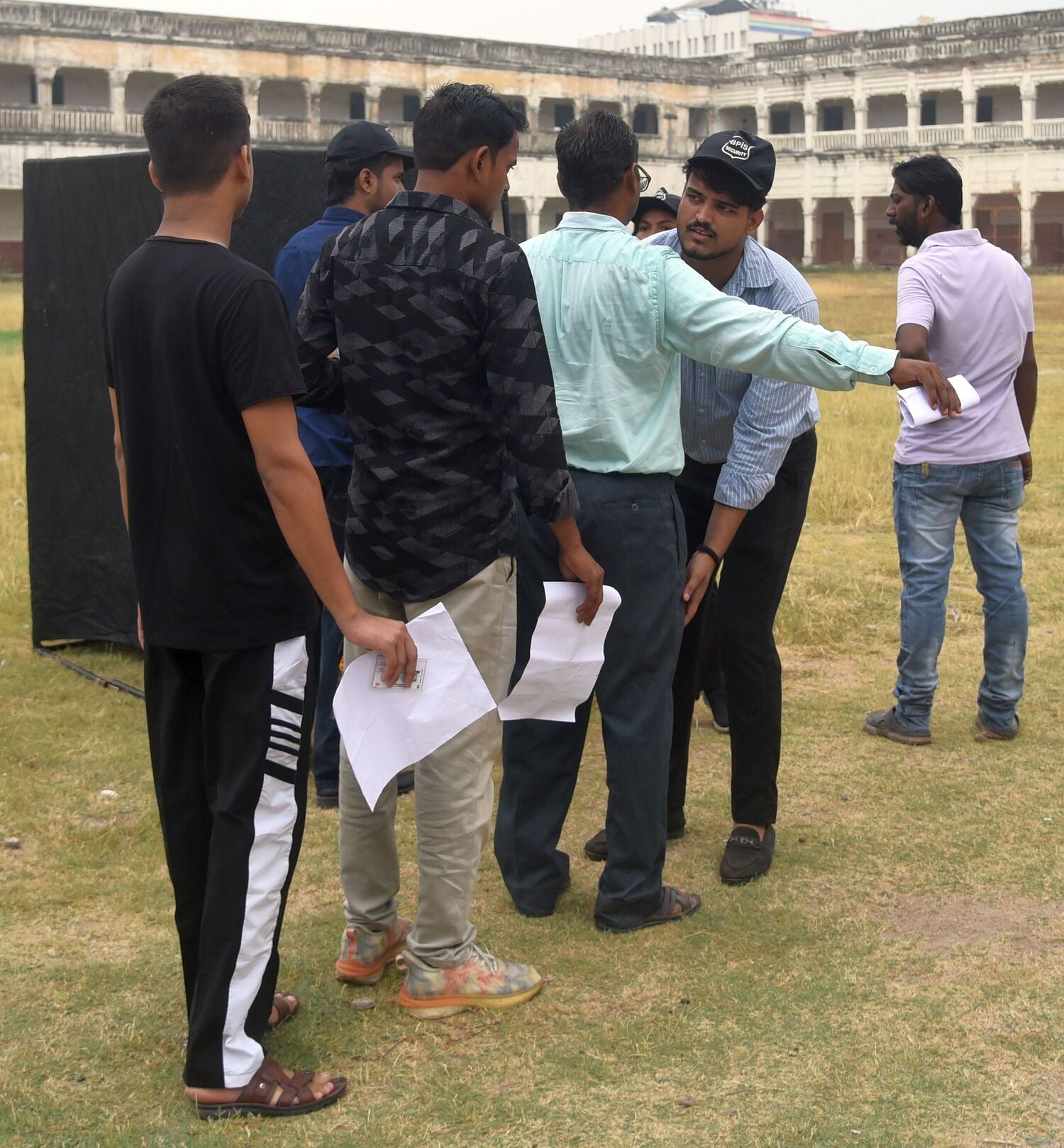 बृहस्पतिवार को यूपी टीईटी परीक्षार्थियों की भीड़ रेलवे स्टेशनों व बस अड्डों पर उमड़ी। बृहस्पतिवार को यूपी टीईटी परीक्षार्थियों की भीड़ रेलवे स्टेशनों व बस अड्डों पर उमड़ी।