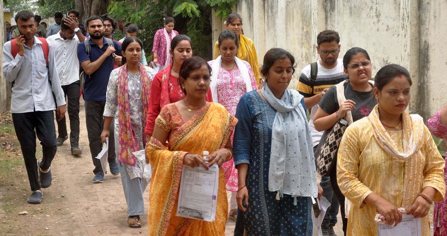 बृहस्पतिवार को यूपी टीईटी परीक्षार्थियों की भीड़ रेलवे स्टेशनों व बस अड्डों पर उमड़ी। बृहस्पतिवार को यूपी टीईटी परीक्षार्थियों की भीड़ रेलवे स्टेशनों व बस अड्डों पर उमड़ी।