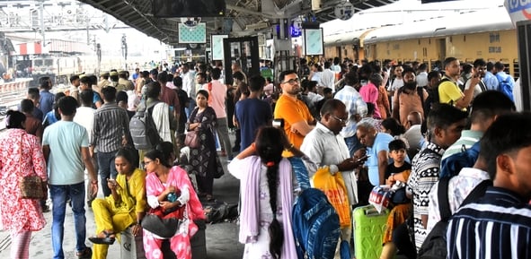 बृहस्पतिवार को यूपी टीईटी परीक्षार्थियों की भीड़ रेलवे स्टेशनों व बस अड्डों पर उमड़ी। बृहस्पतिवार को यूपी टीईटी परीक्षार्थियों की भीड़ रेलवे स्टेशनों व बस अड्डों पर उमड़ी।