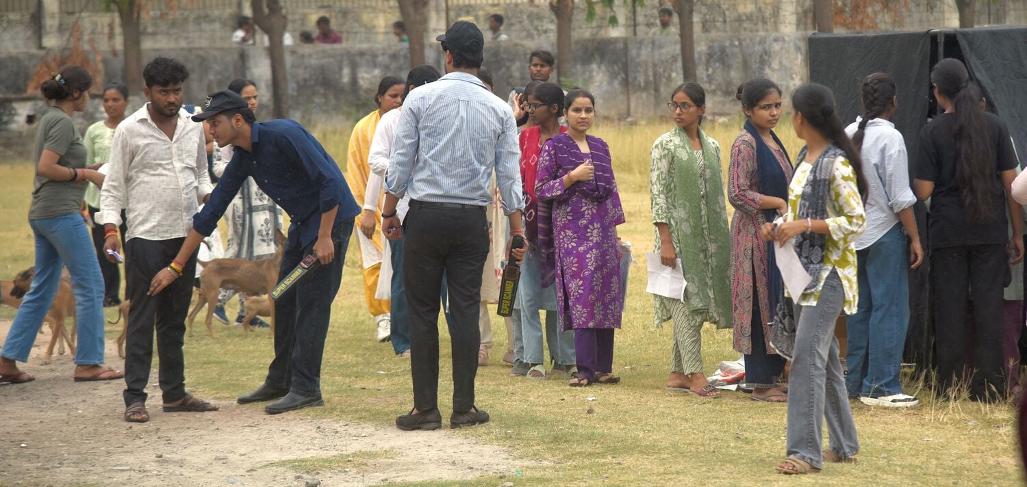 बृहस्पतिवार को यूपी टीईटी परीक्षार्थियों की भीड़ रेलवे स्टेशनों व बस अड्डों पर उमड़ी। बृहस्पतिवार को यूपी टीईटी परीक्षार्थियों की भीड़ रेलवे स्टेशनों व बस अड्डों पर उमड़ी।