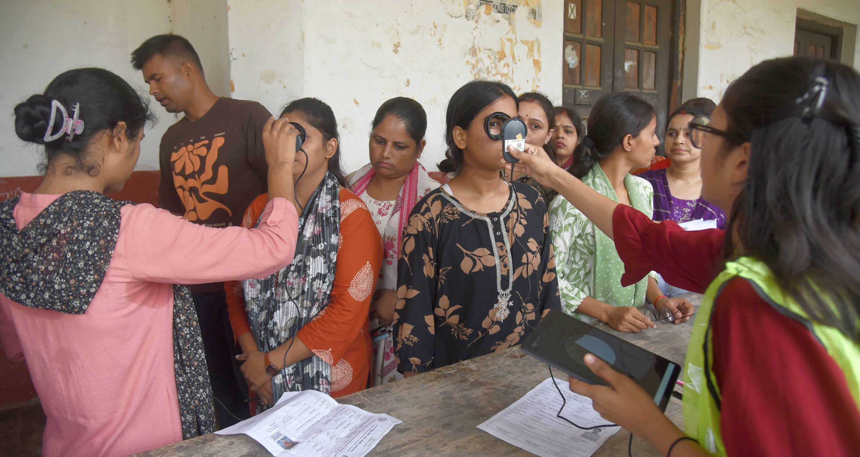 बृहस्पतिवार को यूपी टीईटी परीक्षार्थियों की भीड़ रेलवे स्टेशनों व बस अड्डों पर उमड़ी। बृहस्पतिवार को यूपी टीईटी परीक्षार्थियों की भीड़ रेलवे स्टेशनों व बस अड्डों पर उमड़ी।