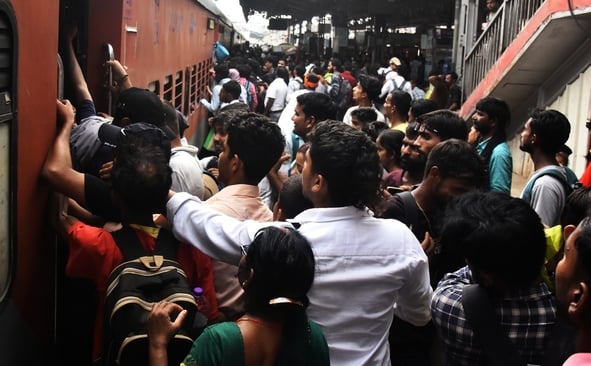 बृहस्पतिवार को यूपी टीईटी परीक्षार्थियों की भीड़ रेलवे स्टेशनों व बस अड्डों पर उमड़ी। बृहस्पतिवार को यूपी टीईटी परीक्षार्थियों की भीड़ रेलवे स्टेशनों व बस अड्डों पर उमड़ी।
